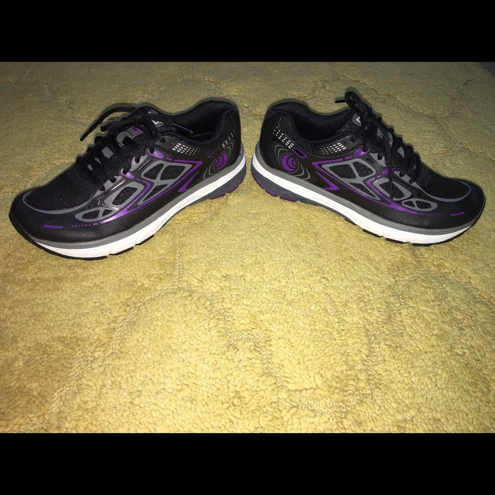 Women’s Topo Athletic Magnifly shoes size 6.5.